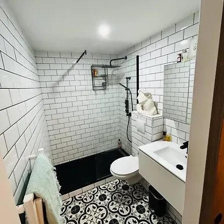 Le Garage Et Wine Cave, Unique Chic, 200m Daire
